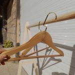 تولیدی چوب لباسی چوبی قلاب طلایی ۴عددی